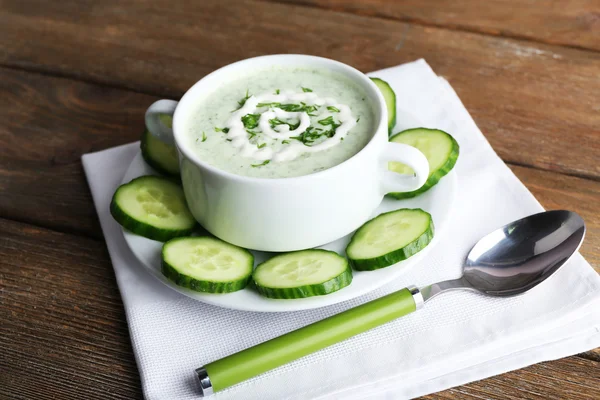 Cucumber soup in bowl on rustic wooden table background — Stock Photo, Image