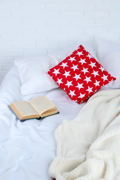 Buch über das Bett in Großaufnahme — Stockfoto