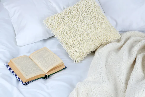 Buch über das Bett in Großaufnahme — Stockfoto