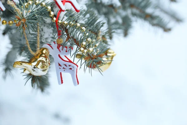 Pokryte śniegiem i Bożego Narodzenia ozdoba oddziału świerk, na zewnątrz — Zdjęcie stockowe