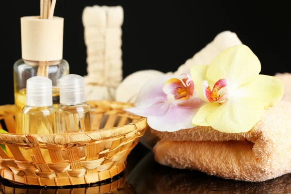 Schöne Wellness-Komposition mit Orchidee auf dunklem Hintergrund — Stockfoto