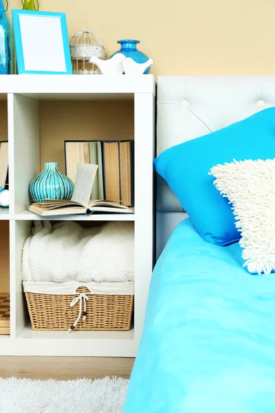 Moderno interior colorido dormitorio con cama y mesita de noche, con detalles de diseño en fondo de pared de luz —  Fotos de Stock