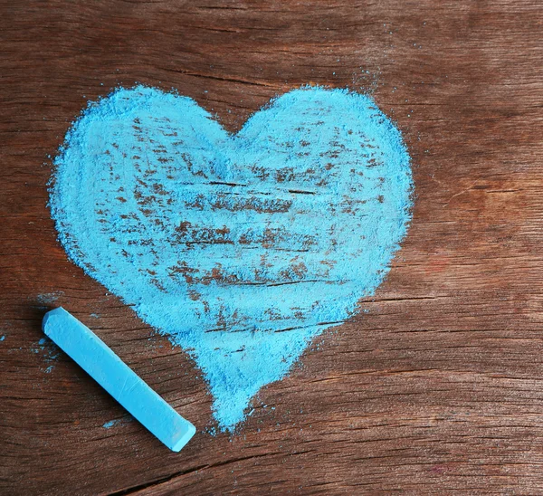 Heart drawn of chalk on wooden background close-up — Stock Photo, Image