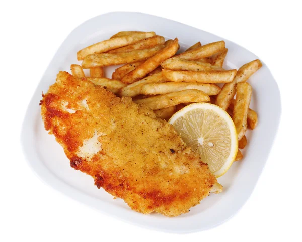 Kızarmış Balık filetosu ve plaka üzerinde beyaz izole dilimlenmiş limon ile patates tava — Stok fotoğraf