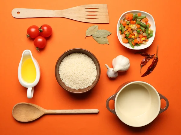 Ingredienti alimentari e utensili da cucina per cucinare su sfondo arancione — Foto Stock
