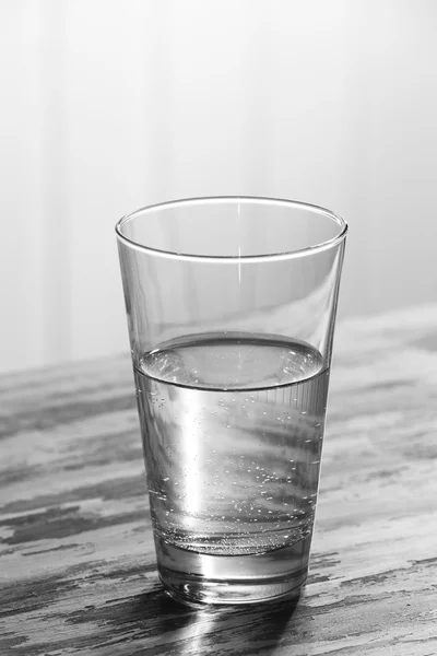 Vetro di acqua minerale pulita su vecchio colore superficie di legno e tavole di sfondo — Foto Stock