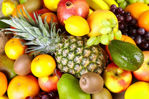 Közelkép egzotikus gyümölcsök széles választékát — Stock Fotó