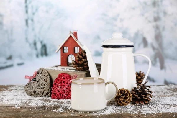 Composición invernal con bebida caliente sobre fondo natural —  Fotos de Stock