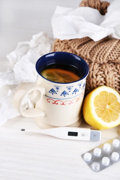 Hete thee voor verkoudheid, pillen en zakdoeken op tabel close-up — Stockfoto