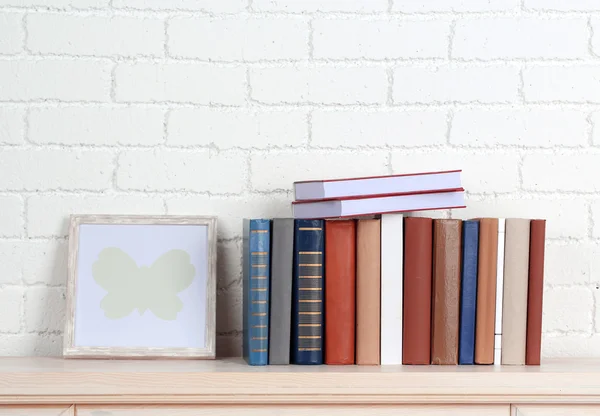 Livros na prateleira no fundo da parede — Fotografia de Stock