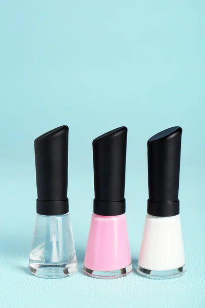 Conjunto de manicura francesa con esmalte de punta blanca y aplicador de brillo de capa superior para uñas sobre fondo de color — Foto de Stock