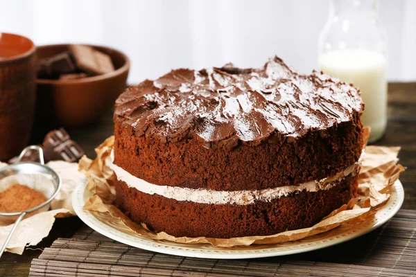 Delicioso bolo de chocolate na mesa close-up — Fotografia de Stock