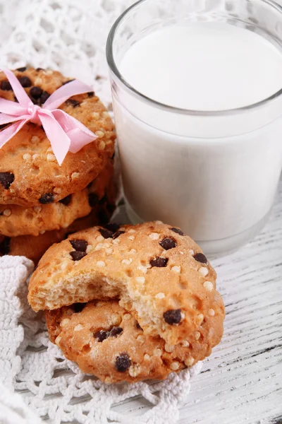 Cookie-uri gustoase și pahar de lapte pe fundal de lemn color — Fotografie, imagine de stoc