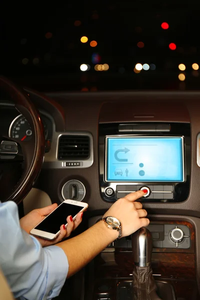 Frau nutzt Smartphone während der Fahrt in der Nacht, Nahaufnahme — Stockfoto