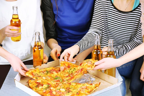 Amigos manos con botellas de cerveza y pizza, de cerca — Foto de Stock