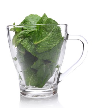 beyaz izole cam fincan nane yaprakları