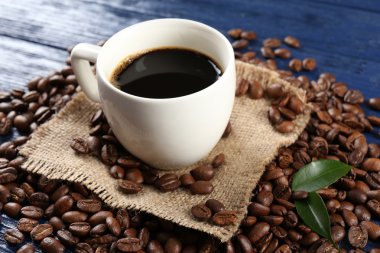 Masada bir fincan kahve.