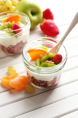 Müsli ve masada meyve sağlıklı tatlı