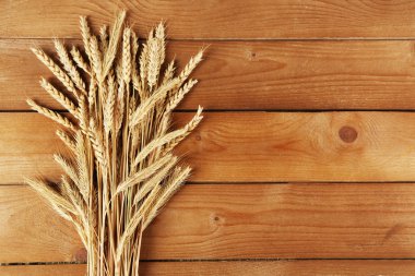 Spikelets ahşap arka plan üzerinde buğday