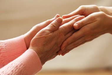 Yaşlı ve gencin el ele tutuşması