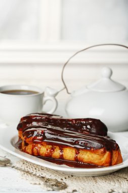 Lezzetli eklerleri ve ahşap masa üzerinde çay