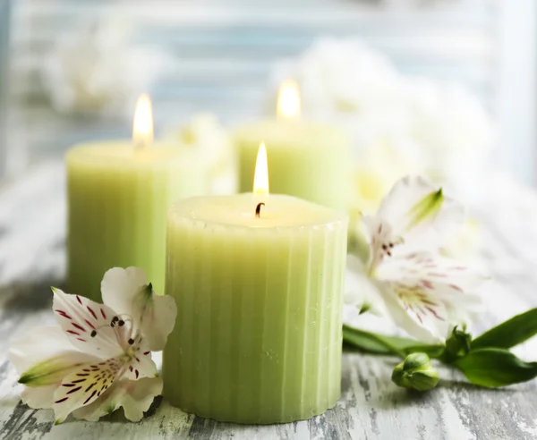 Piękne świece z kwiatami na drewniane tła — Zdjęcie stockowe