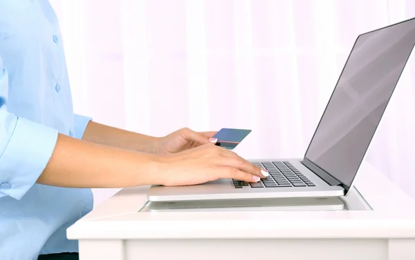 Mãos femininas trabalhando no laptop, no fundo claro — Fotografia de Stock