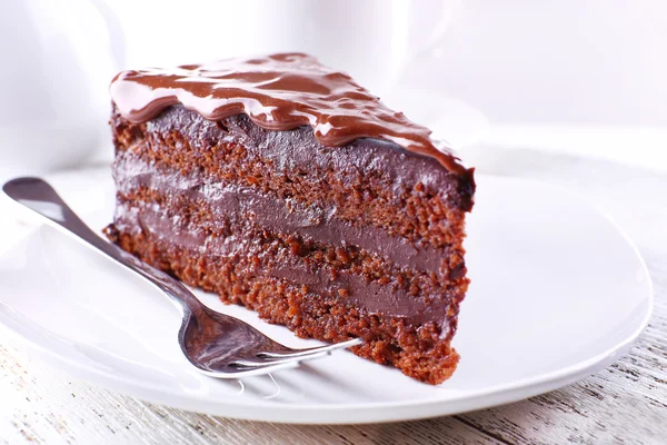 Nefis çikolatalı kek tabakta, açık arkaplanda. — Stok fotoğraf
