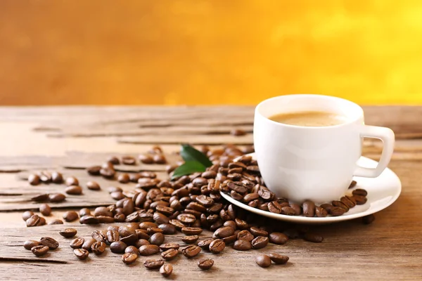 Xícara de café na mesa de madeira — Fotografia de Stock