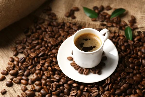 Xícara de café na mesa de madeira — Fotografia de Stock