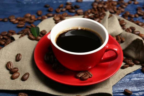 Kopje koffie op houten tafel — Stockfoto