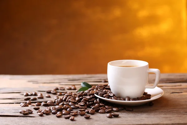 Kopje koffie op houten tafel — Stockfoto