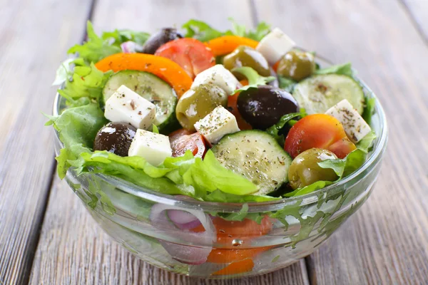 Salada grega em prato de vidro — Fotografia de Stock