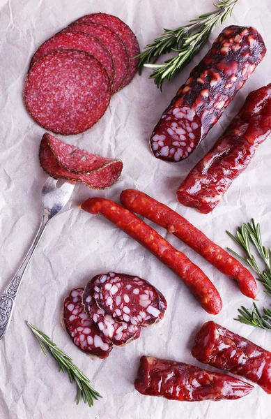 Wurstsortiment auf Blatt Papier Hintergrund — Stockfoto