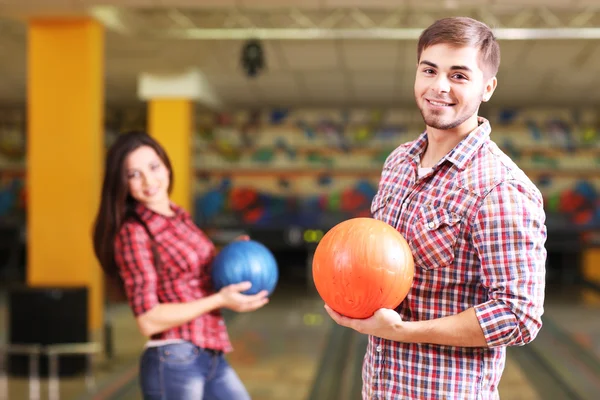 Barátok portréja a bowling klubban — Stock Fotó