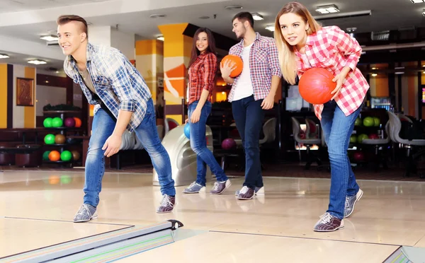 Friends playing in bowling club — Stock Photo, Image