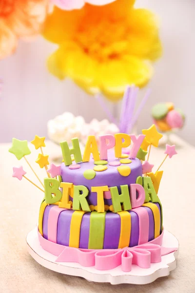在明亮的背景上桌上美味的生日蛋糕 — 图库照片