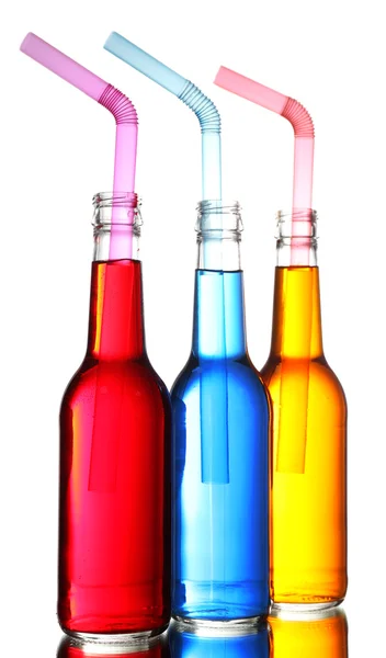 Bebidas alcohólicas coloridas en botellas de vidrio aisladas en blanco —  Fotos de Stock