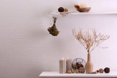 Natürmort beyaz duvar arka plan üzerinde kurutulmuş çiçek