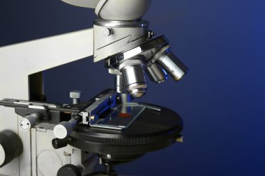 Tablo, renkli arka plan üzerinde mikroskobunun