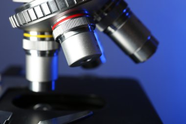 Mikroskop renk arka plan üzerinde yakın çekim