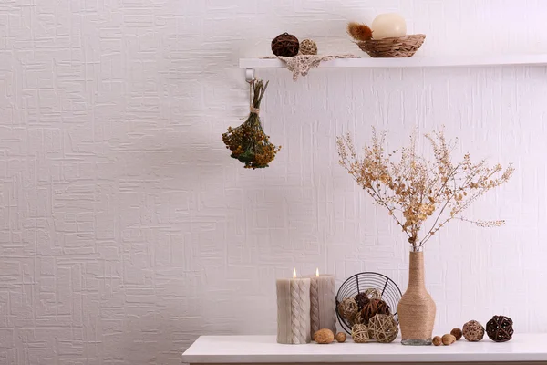 Bodegón de flores secas sobre fondo de pared blanco — Foto de Stock