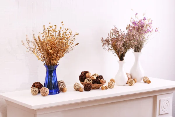 Bodegón de flores secas sobre fondo de pared blanco — Foto de Stock