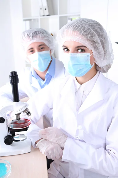 Retrato de científicos y científicas en laboratorio — Foto de Stock