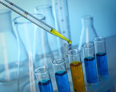 Sıvı test tüpleri yakın çekim birine ekleyerek pipet