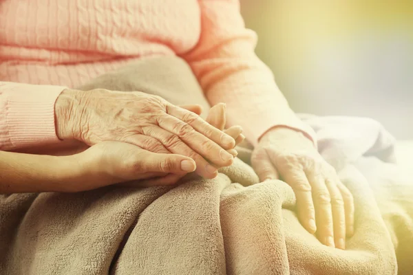 Oud en jong bedrijf handen op lichte achtergrond, close-up — Stockfoto