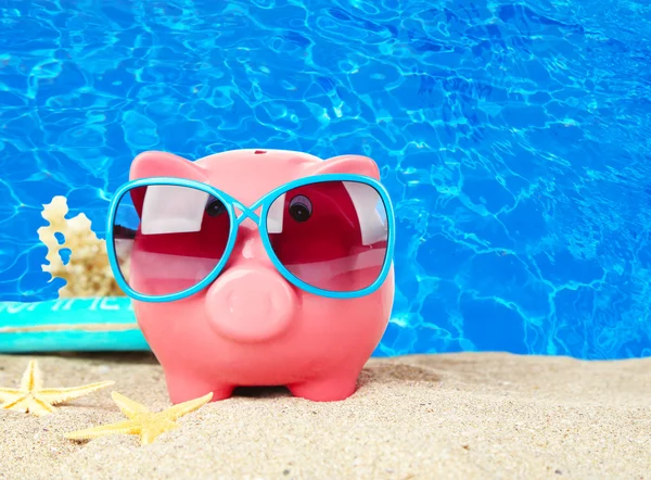 Piggy banco no fundo da praia — Fotografia de Stock