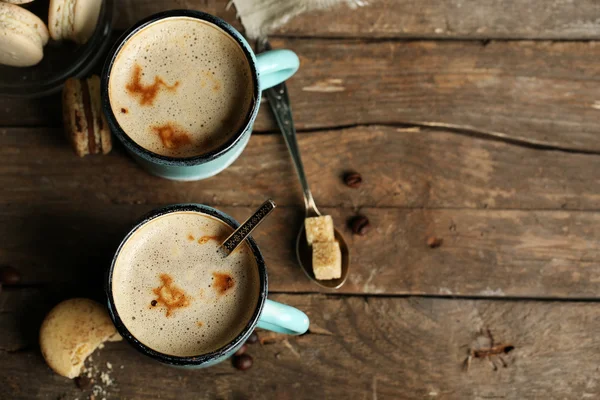 Leckerer Cappuccino auf dem Tisch — Stockfoto