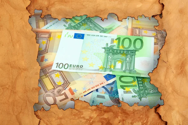 引き裂かれたクラフト紙によるユーロ紙幣 — ストック写真