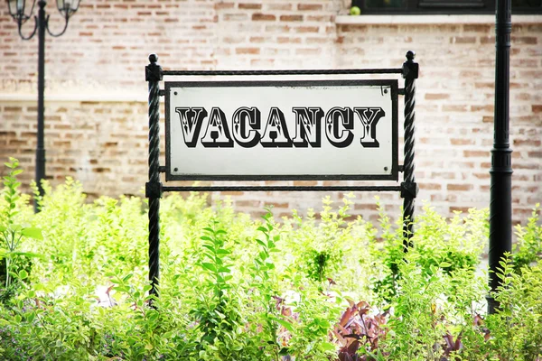 Signboard with text Vacancy near hotel — Stock Photo, Image